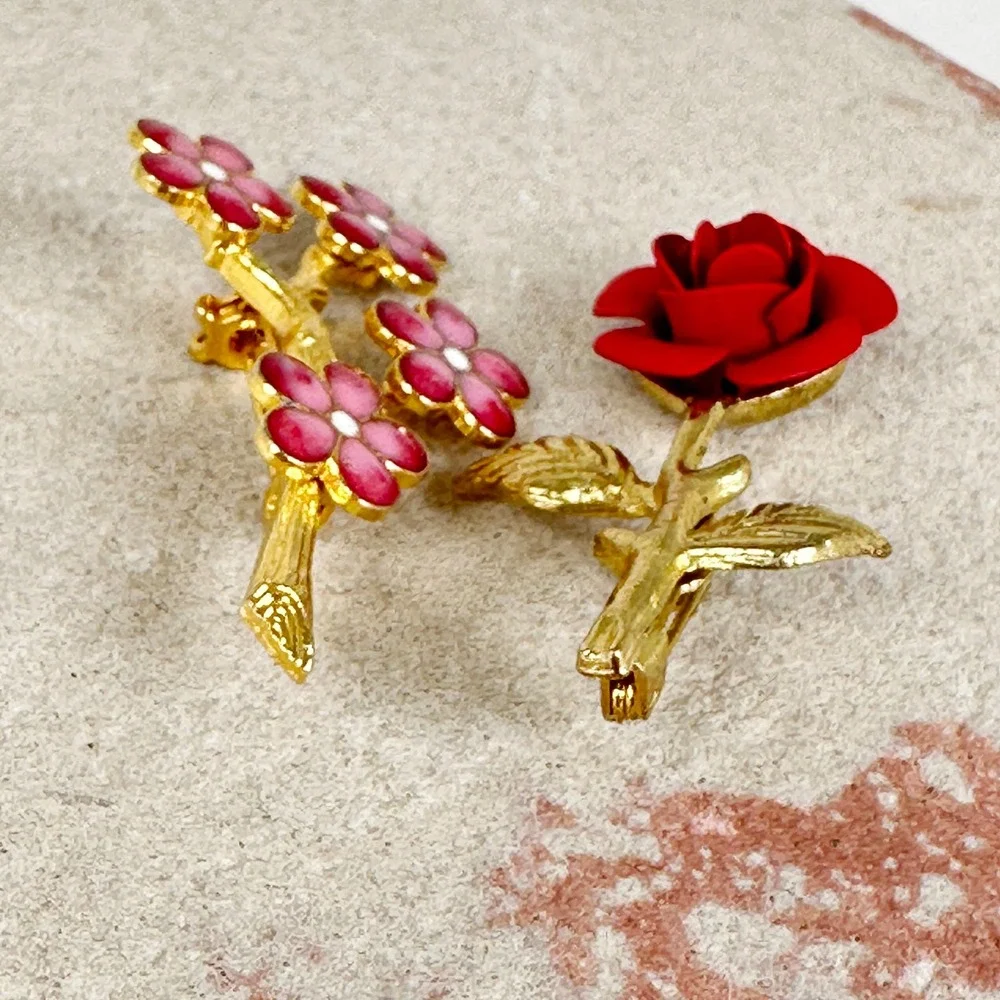 Set of 2 Vintage Gold Tone Enamel Flower Brooch Pins‎ Red Rose & Pink Flowers